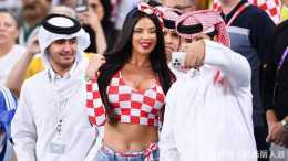 “世界盃最火辣球迷”更火了！克羅埃西亞小姐乳膠胸衣外穿，太閃耀