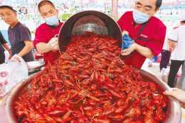 150元門票的“龍蝦宴”，一天吃掉40噸，到底能不能吃回本呢？