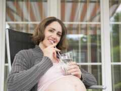 懷孕時，孕婦這3個“時間”多喝水，羊水會更好，對胎兒發育也好