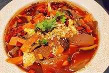 南京這一私房菜，裝修中式，上菜速度快，肉鬆蜜汁蝦球超有創意
