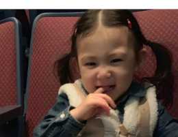 陳冠希帶女兒第一次看電影，Alaia打扮時尚，吃著手指笑得好開心