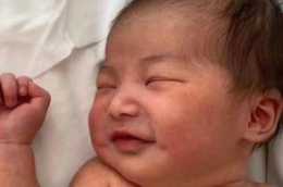 37歲朱珠官宣產女，老公曬寶寶正臉照，寶寶大眼皮小梨渦分外惹眼