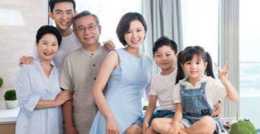 一個典型的中國家庭，總有一個缺席的父親，一個焦慮的母親，一個失控的孩子。