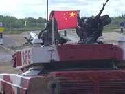 “坦克兩項”首日迎戰俄羅斯，中國隊三發全中！手持國旗衝過終點