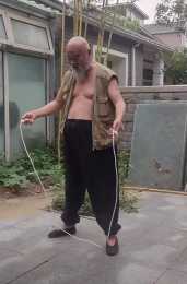 67歲老演員李琦近況曝光，在北京獨棟小院養老，老態龍鍾仍要跳繩