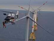 直升機穿梭巨大海上風力發電塔空降維護人員，太壯觀了！