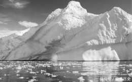 1961年，列昂尼德在南極感到劇烈腹痛，隨後他劃開了自己的肚子