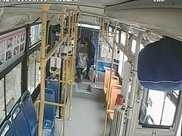 青島公交車上一男乘客突然昏厥120“遙控”指揮司機救人