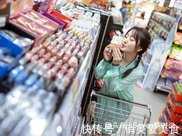 楊鈺瑩真是“大號水蜜桃”，扎麻花辮逛超市，48歲活出了18歲