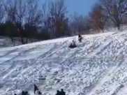 哈爾濱情侶疊羅漢坐充氣圈在野外滑雪時撞樹，女子需開顱