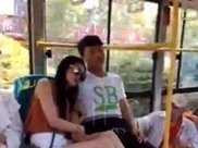 情侶公交車上閉目養神，無意聽到乘客竊笑聲，睜開眼睛後尷尬了
