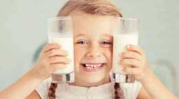 小孩喝牛奶和不喝牛奶的差別